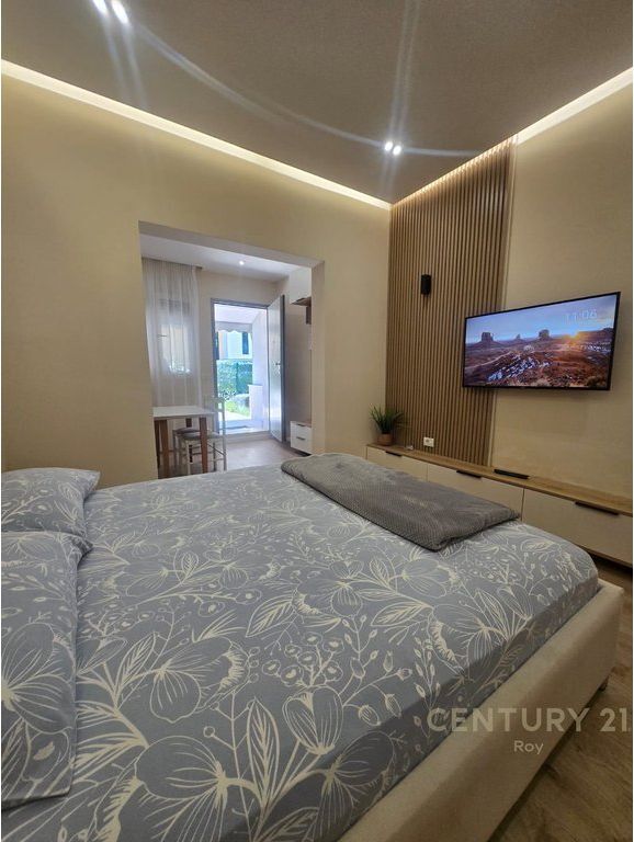 SHITET GARZONJERE ME VEREANDE NE PLAZH HEKURULLA VETEM 50M LARG PLAZHIT !!!