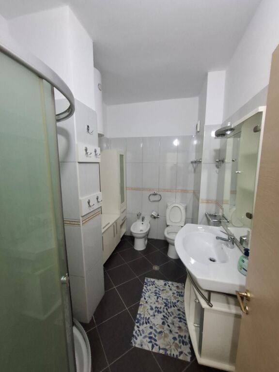 Jepet me Qera Apartament 2+1+2 Ne Plazh Hekurudha