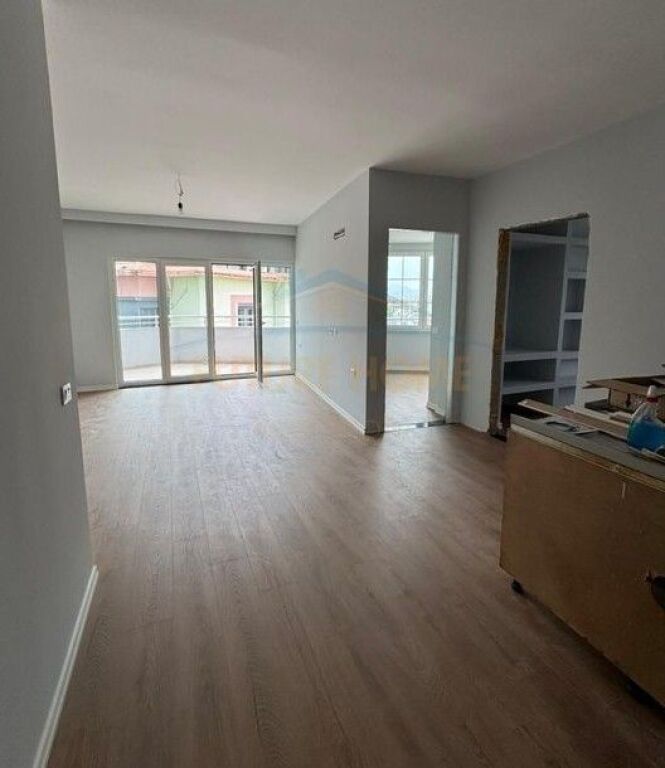 Shitet, apartament 2+1+2, Rruga "Shefqet Kuka" Fresku