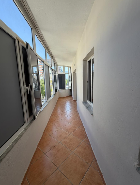 JEPET ME QIRA AMBIENT PËR ZYRA – Sheshi Wilson