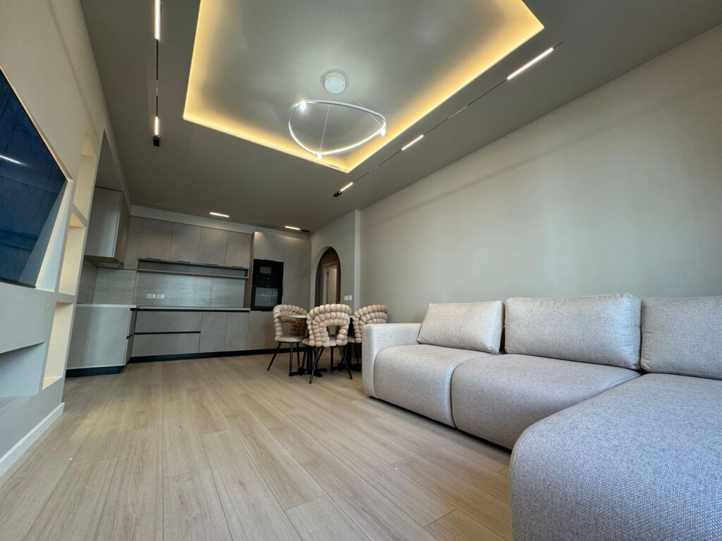 Komuna e Parisit  tek Lulishtja 2+1+2 / 99 m2