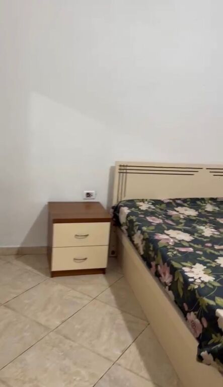 Kodra e Diellit, vicino all'autostrada, appartamento 1+1 in affitto 30.000 leke   