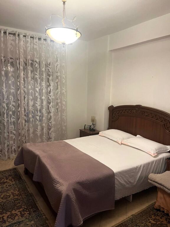 Jepet me qera 2+1+2 Rruga e Kavajes ngjitur me Spitali  Gjerman