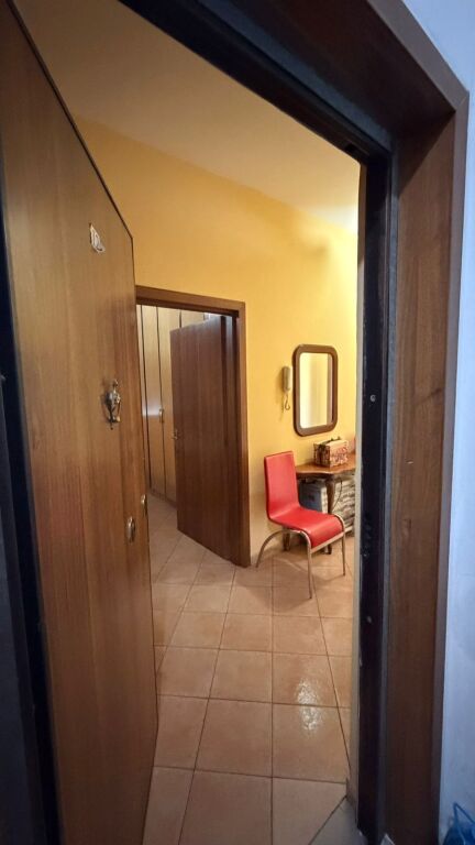 Shitet apartament 1+1 i mobiluar tek Komuna e Parisit