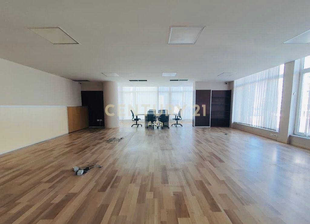 Jepet me qira ambient per zyra prane tek Liqenit te Tiranes!