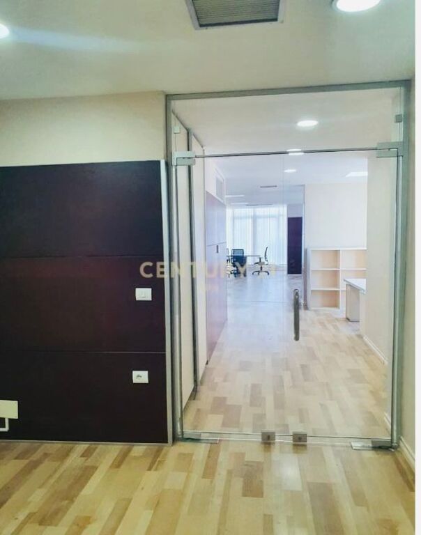 Jepet me qira ambient per zyra prane tek Liqenit te Tiranes!