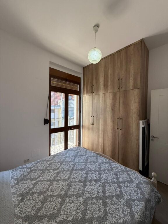 Apartament me qira tek Pallatet Agimi,prane kafe Roma