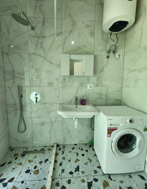 Shitet garzoniere tek kompleksi Mangalem