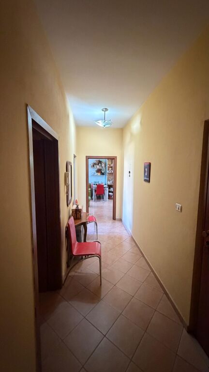 Shitet apartament 1+1 i mobiluar tek Komuna e Parisit