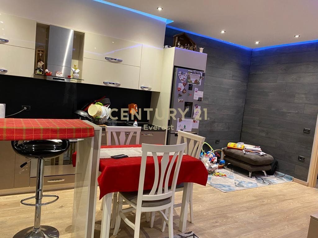 MISTO MAME, APARTAMENT 2+1 PER QIRA