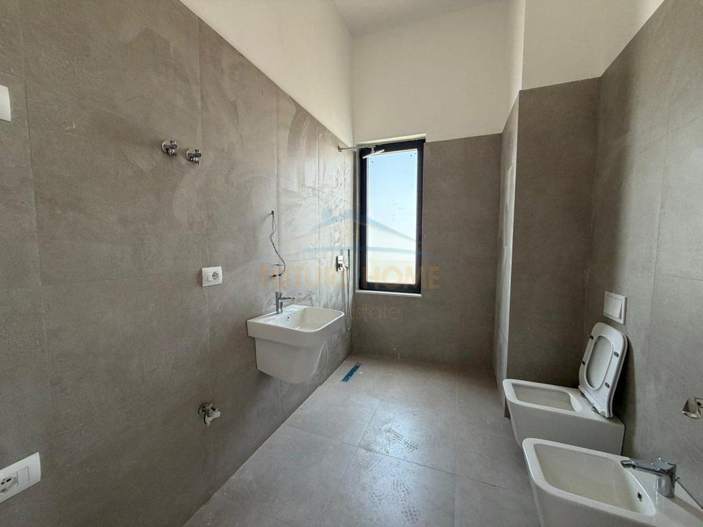 Shitet Penthouse 3+1+2, Rruga e Barrikadave