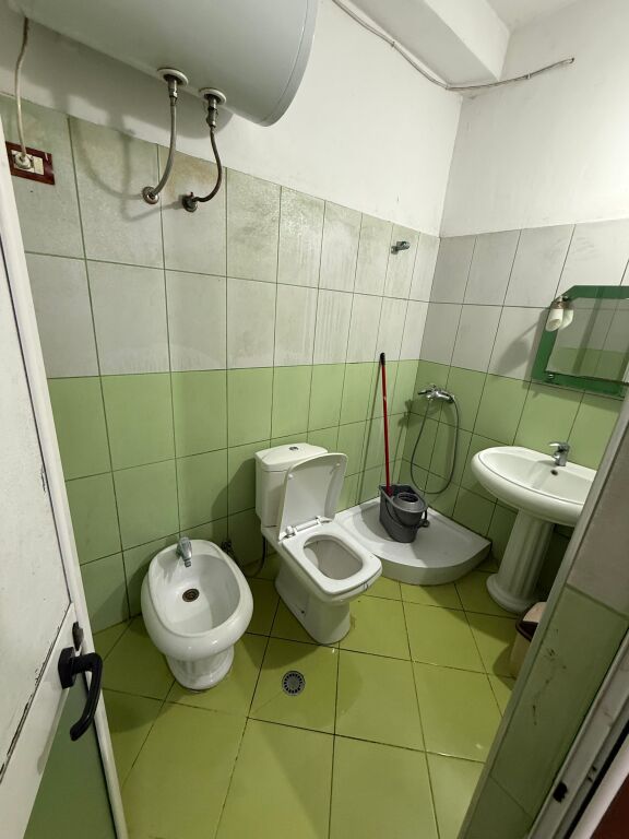 Apartament 1+1 me qera tek rrethi i selites/kodra e diellit ne autostrade 30,000 leke