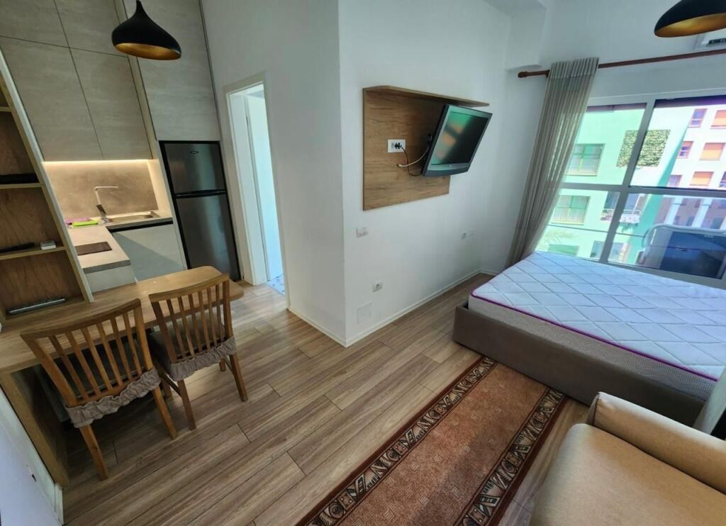 Shitet garzoniere tek kompleksi Mangalem