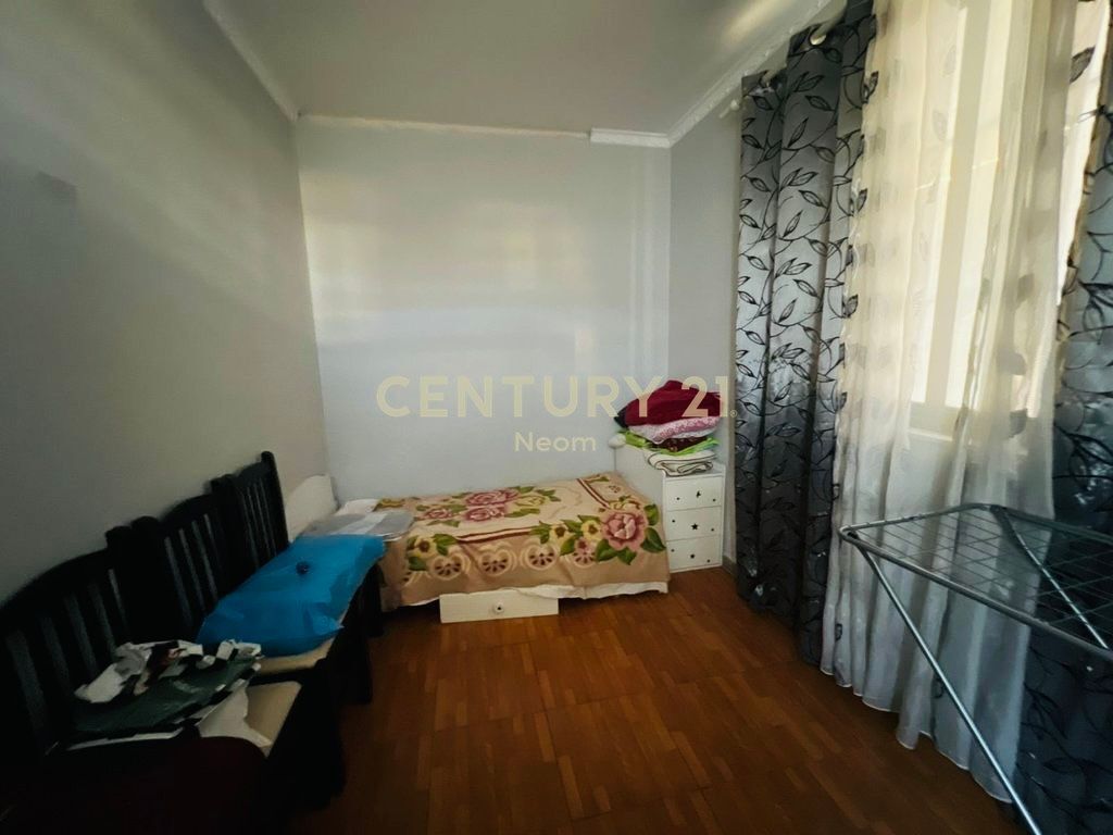 Shitet apartament 2+1 në zonën e Siri Kodrës