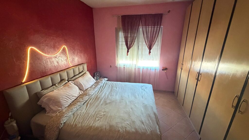 Shitet apartament 1+1 i mobiluar tek Komuna e Parisit