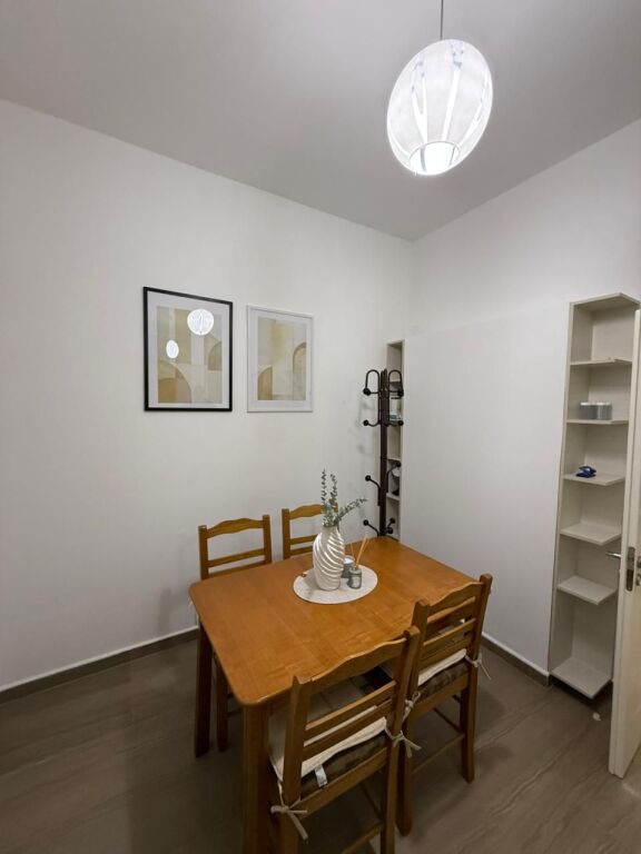 Apartament me qira tek Pallatet Agimi,prane kafe Roma