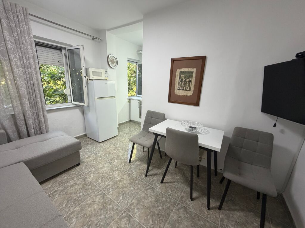 2+1,arredato a Qsut Nene Tereza,prezzo 500 euro