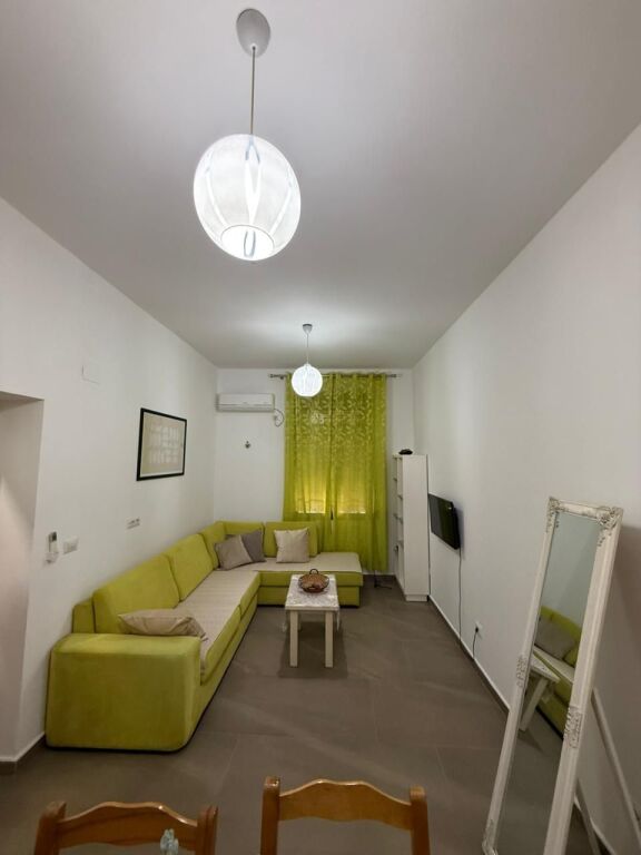 Apartament me qira tek Pallatet Agimi,prane kafe Roma