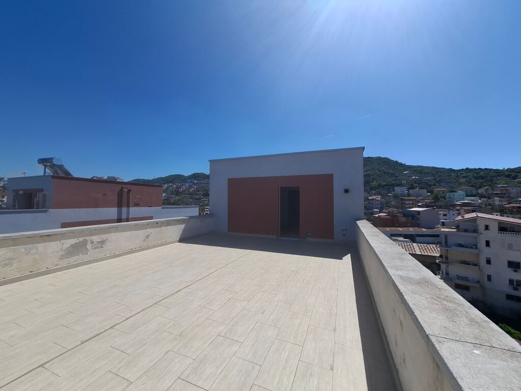 Garsoniere (77m2) per shitje - Selite