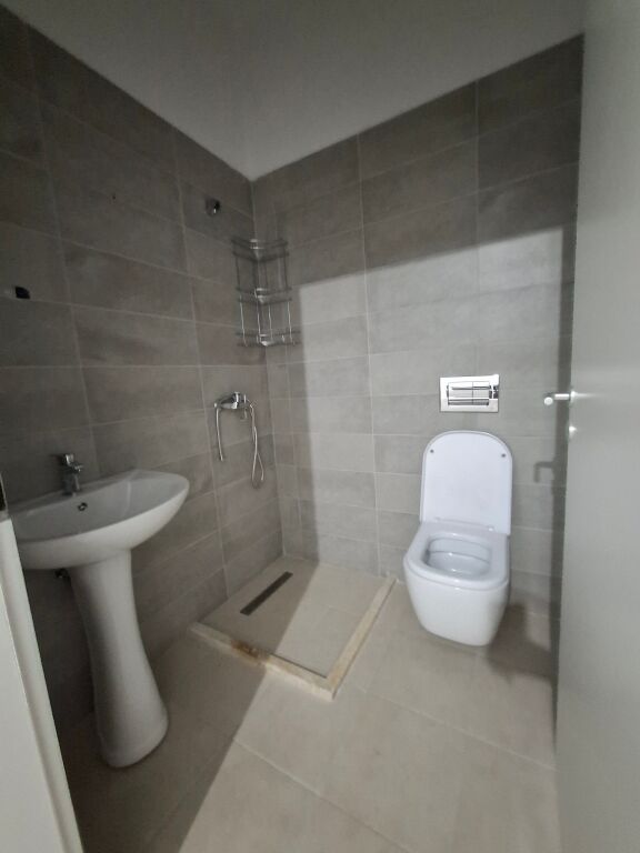 Apartament 2+1+2tualete - 33.000Lek - Ali Demi