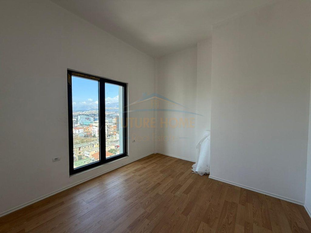 Shitet Penthouse 3+1+2, Rruga e Barrikadave