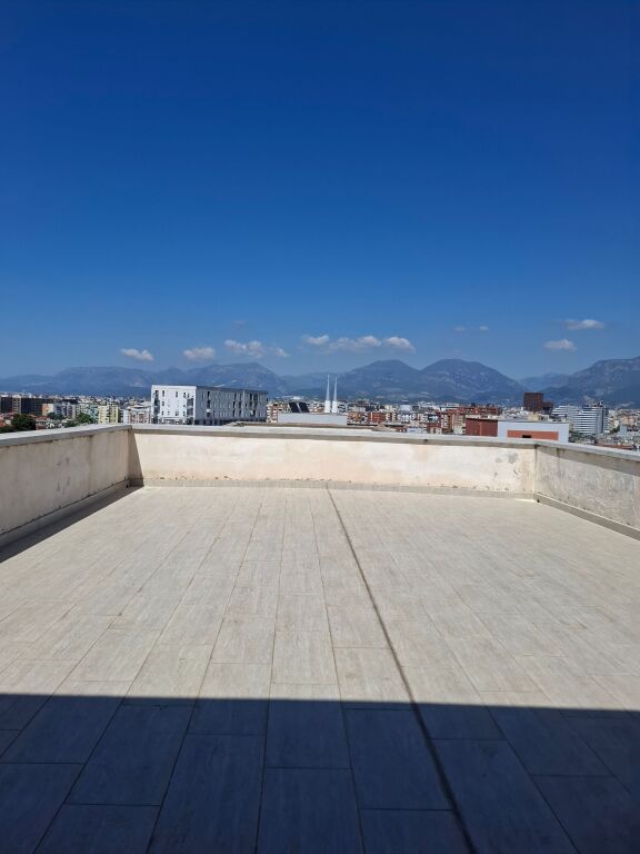 Garsoniere (77m2) per shitje - Selite