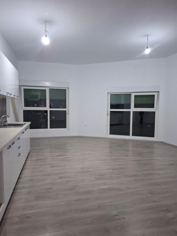 Apartament 2+1+2tualete - 33.000Lek - Ali Demi