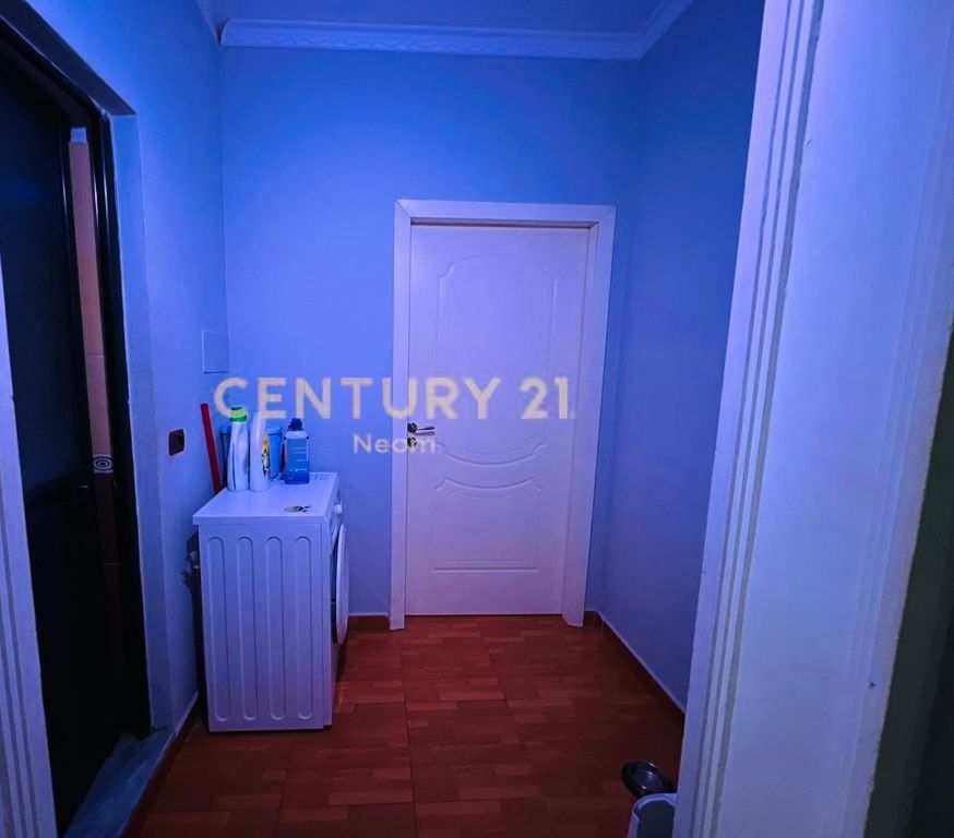 Shitet apartament 2+1 në zonën e Siri Kodrës