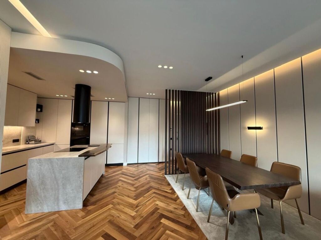 2+1 with parking, botanical garden near the mosque, 2000 euros