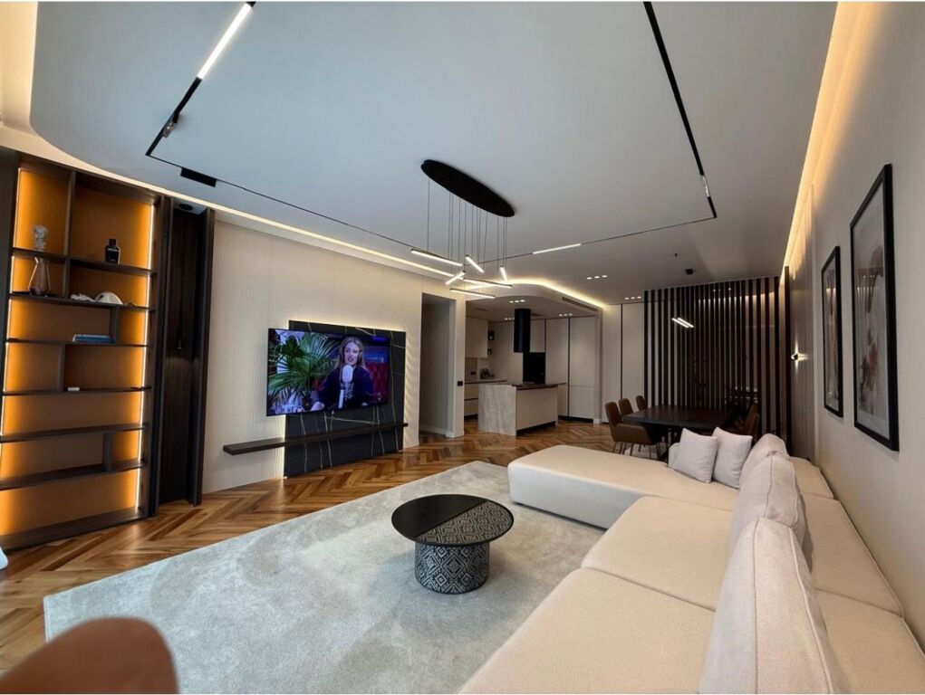 2+1 with parking, botanical garden near the mosque, 2000 euros