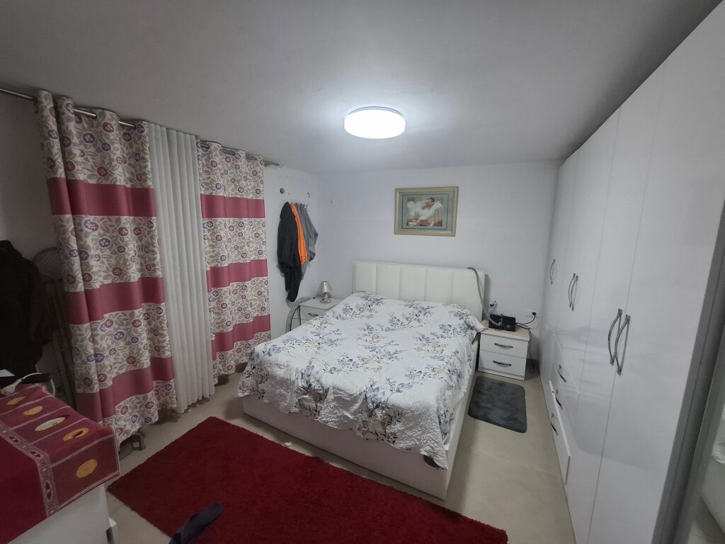 Shtepi 1+1+kuzhine e vecuar (350€) - Prane Qytet Studenti