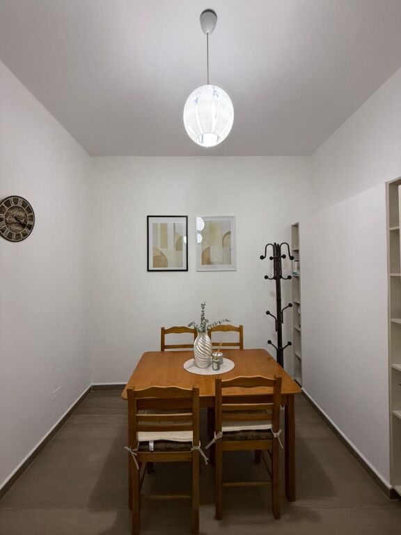 Apartament me qira tek Pallatet Agimi,prane kafe Roma