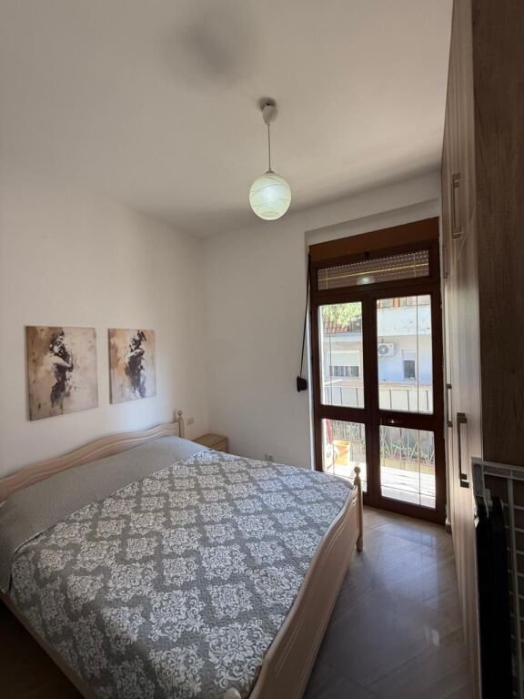 Apartament me qira tek Pallatet Agimi,prane kafe Roma
