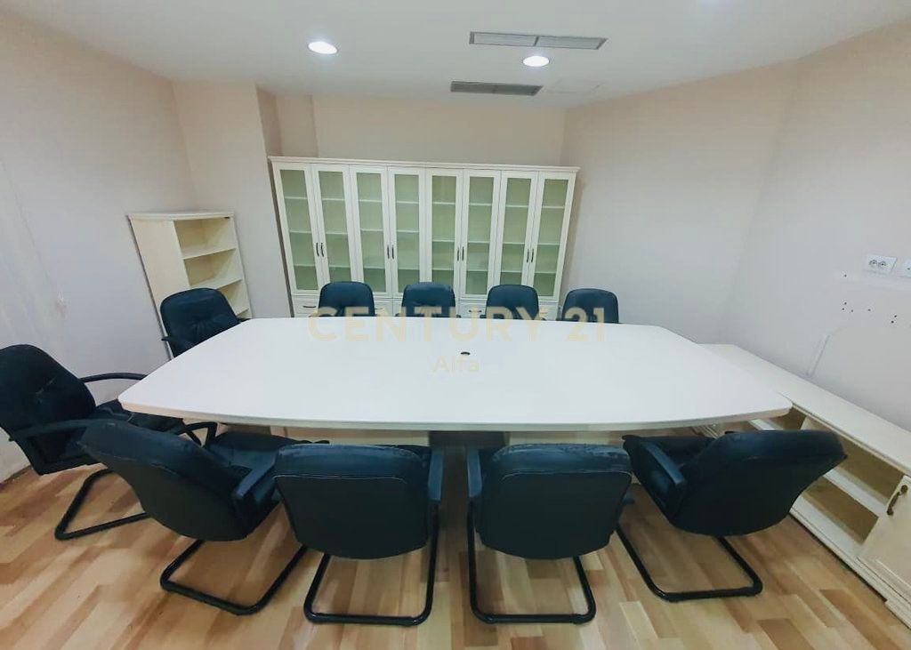 Jepet me qira ambient per zyra prane tek Liqenit te Tiranes!