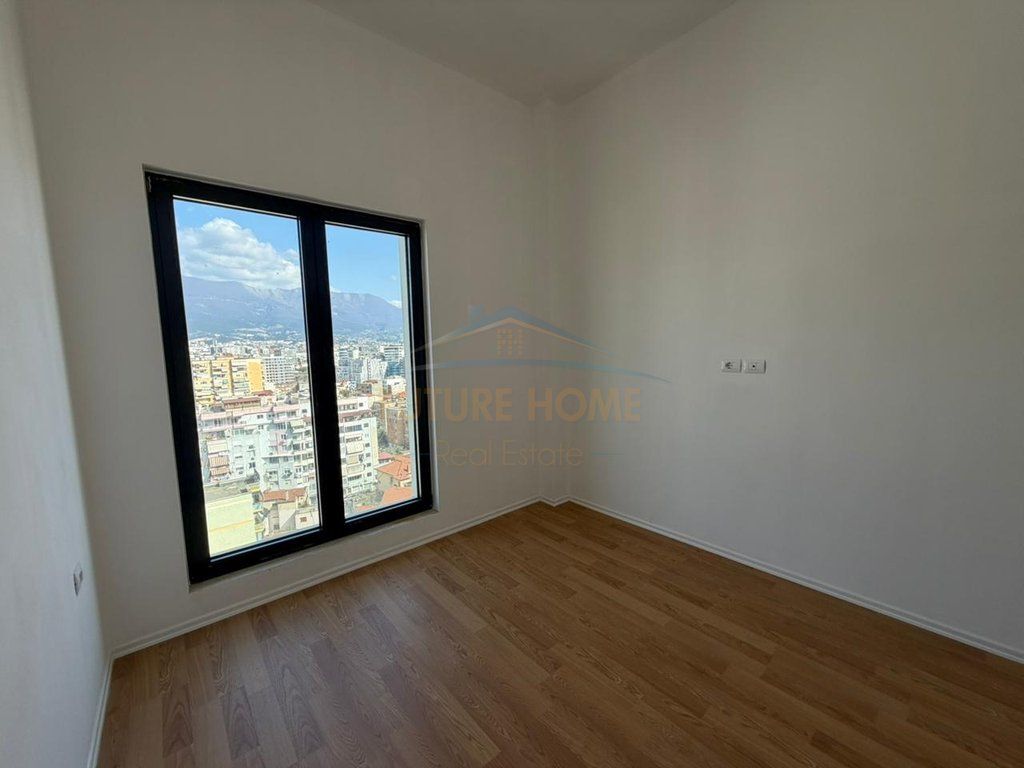 Shitet Penthouse 3+1+2, Rruga e Barrikadave