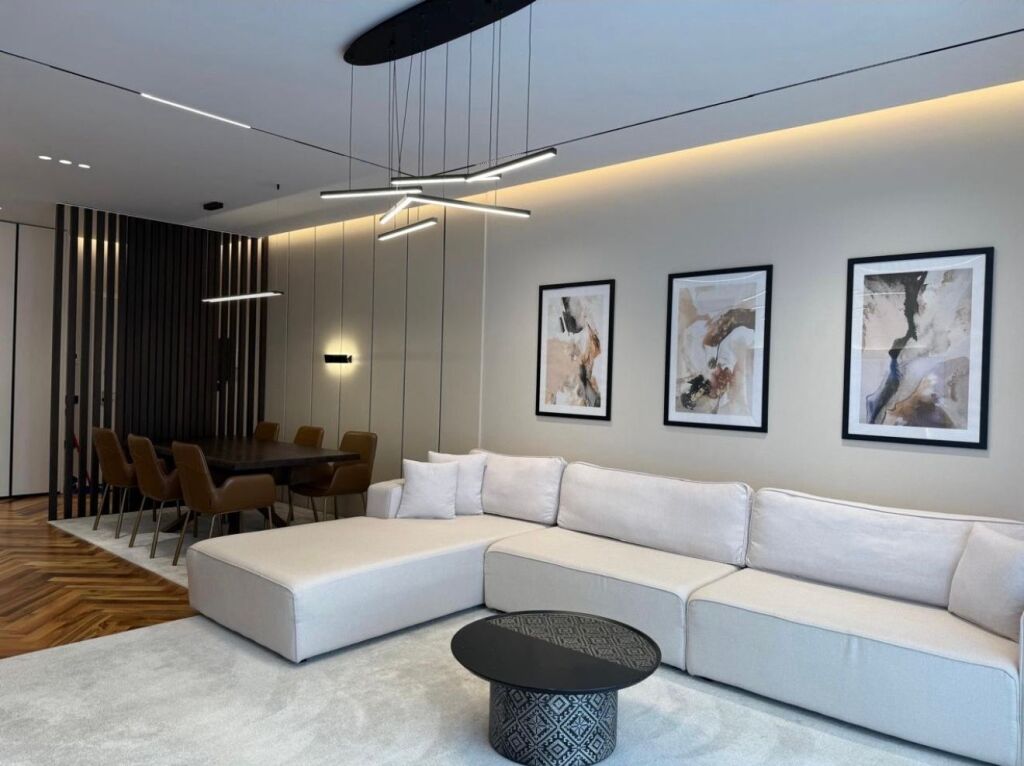 2+1 with parking, botanical garden near the mosque, 2000 euros