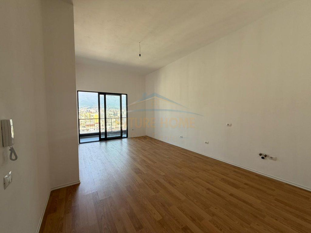 Shitet Penthouse 3+1+2, Rruga e Barrikadave