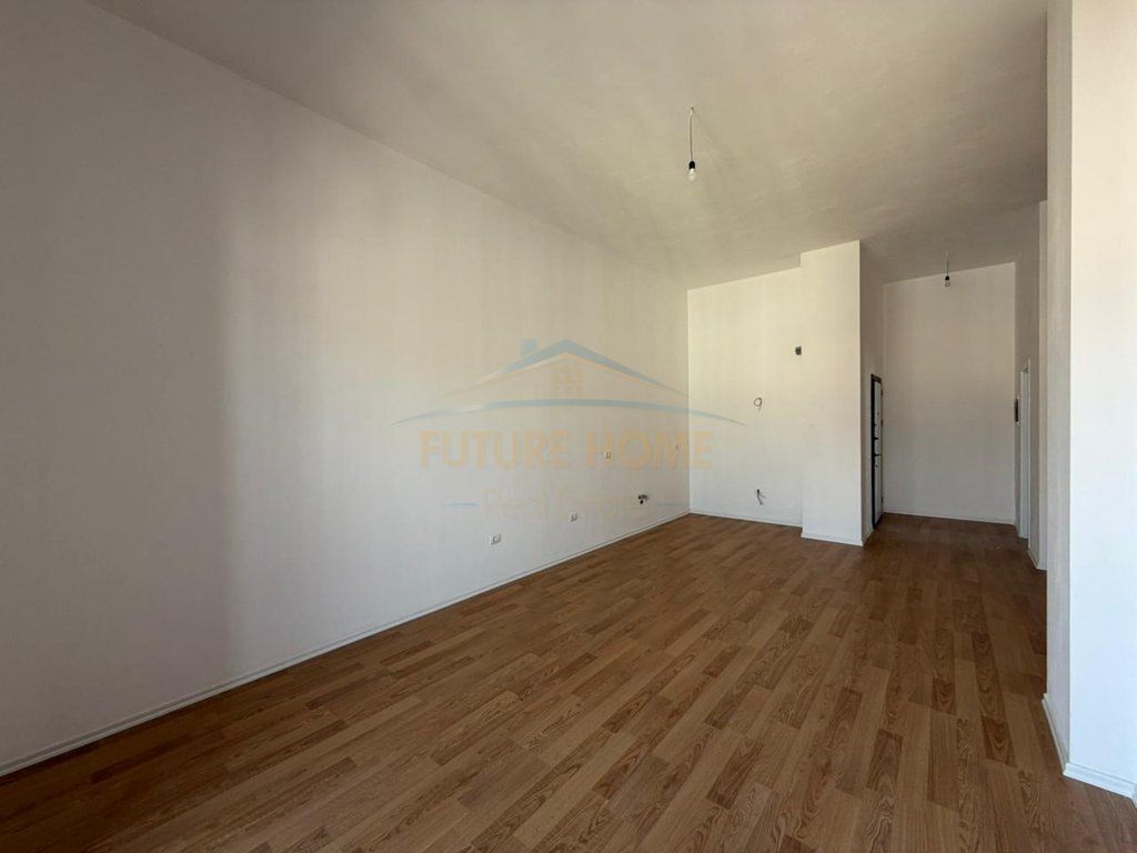 Shitet Penthouse 3+1+2, Rruga e Barrikadave