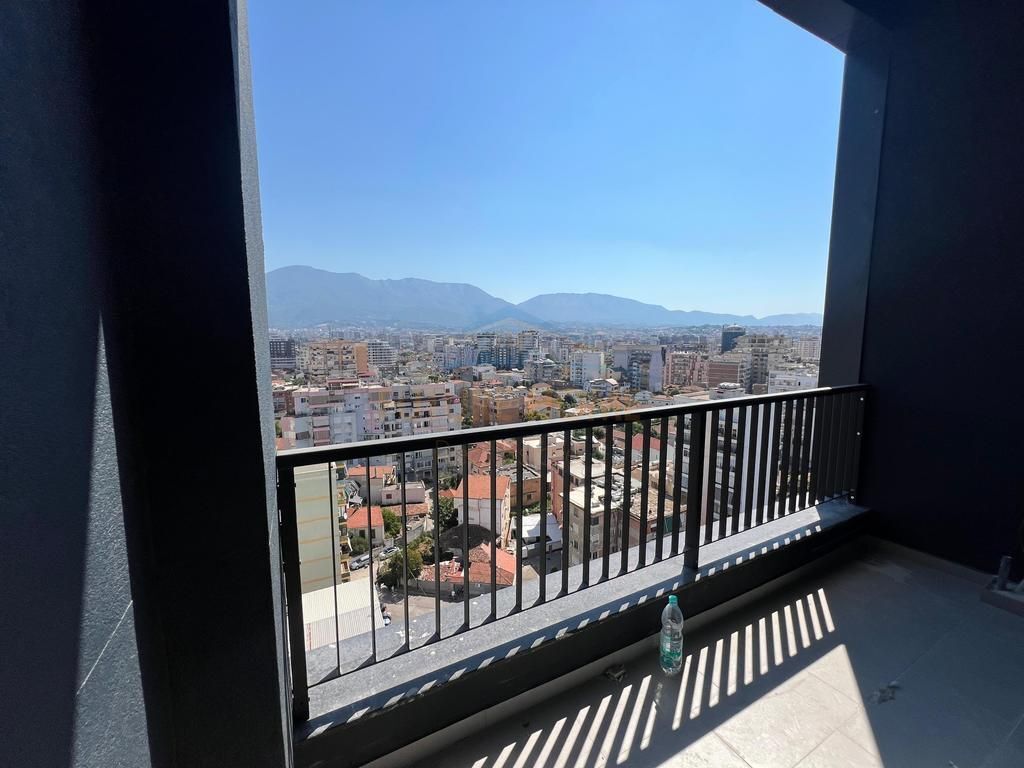 Shitet Penthouse 3+1+2, Rruga e Barrikadave