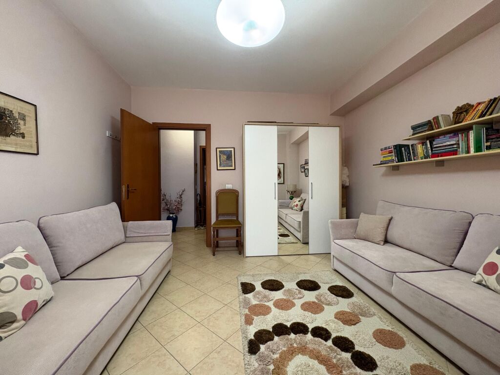 Jepet me qera 2+1+2 Rruga e Kavajes ngjitur me Spitali  Gjerman