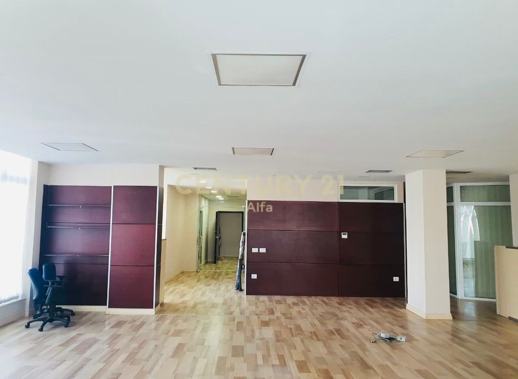 Jepet me qira ambient per zyra prane tek Liqenit te Tiranes!