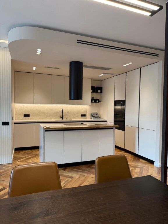 2+1 with parking, botanical garden near the mosque, 2000 euros