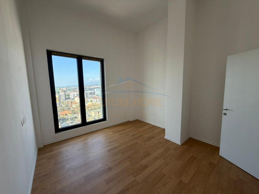 Shitet Penthouse 3+1+2, Rruga e Barrikadave
