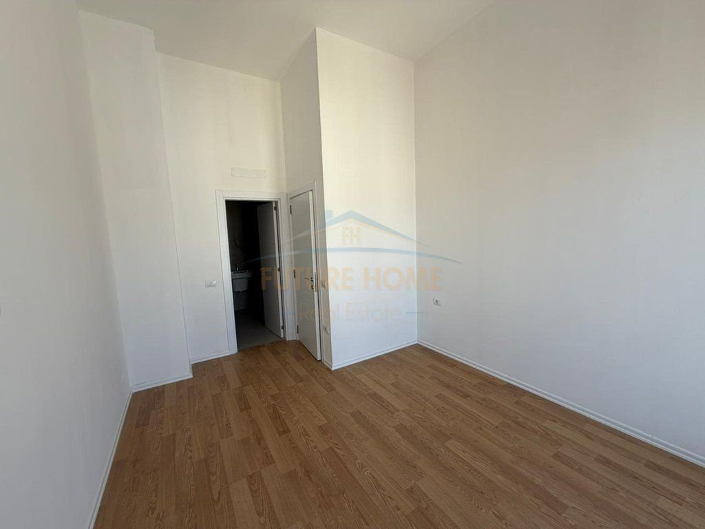 Shitet Penthouse 3+1+2, Rruga e Barrikadave