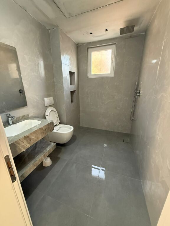 OKAZION! JEPET ME QERA VILË 2 KATËSHE - TIRANE