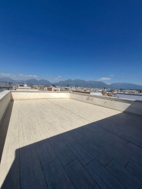 Garsoniere (77m2) per shitje - Selite