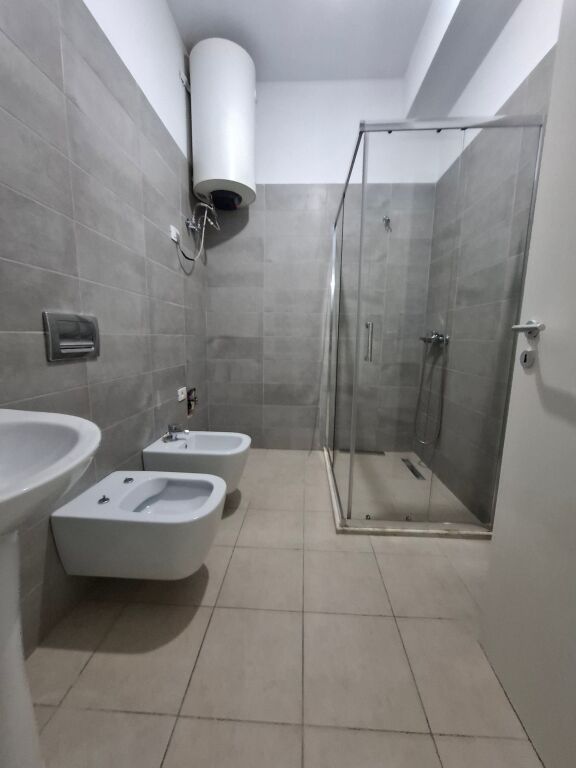Apartament 2+1+2tualete - 33.000Lek - Ali Demi