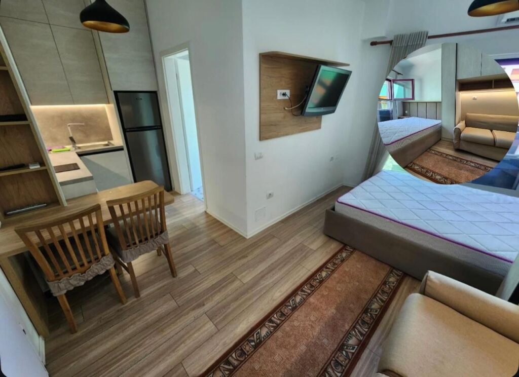 Shitet garzoniere tek kompleksi Mangalem