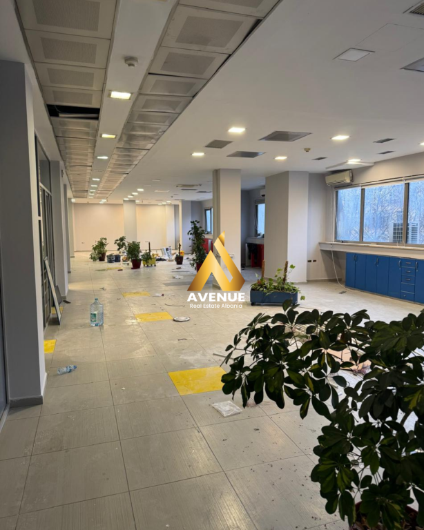 AMBIENT NË SHITJE – Rruga e Kavajës, tek Condor Center, Tirane