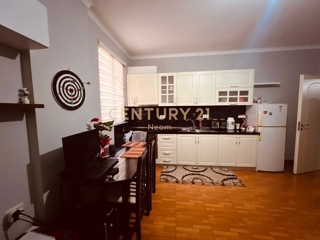 Shitet apartament 2+1 në zonën e Siri Kodrës